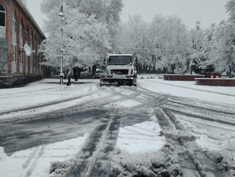 Bölgədə gecə saatlarından başlayaraq yağan qarın təmizlənməsi üçün Qax Rayon İcra Hakimiyyəti tərəfindən operativ tədbirlər həyata keçirilir.