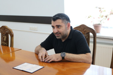 RİH-nin inzibati binasında keçirilən qəbul zamanı rayon rəhbəri müavinlərin, şöbə müdirlərinin, rayonun idarə, müəssisə və xidmət sahələrinin rəhbərlərinin iştirakı ilə vətəndaşları qəbul edib və onları narahat edən məsələlərlə yaxından tanış olub və təkliflərini dinləyib