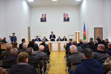 Qax Rayon İcra Hakimiyyətinin başçısı Elvin Paşayev Qum kəndində sakinlərlə  görüşüb.
