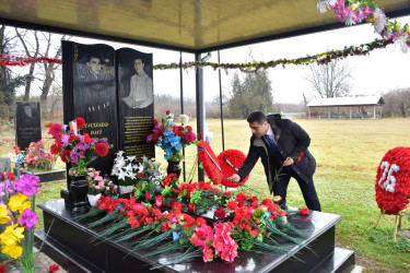 Rayon İcra Hakimiyyətinin başçısı Elvin Paşayev müntəzəm olaraq şəhid ailələrini ziyarət edir.