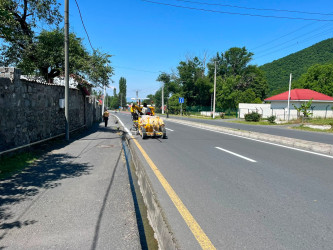 Qax rayonunda yol nişanlama işləri aparılır