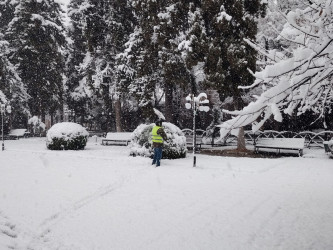 Təmizləmə işləri və buzlaşmaya qarşı tədbirlər şəhərin ayrı-ayrı hissələrində gün ərzində operativ şəkildə davam etdiriləcəkdir