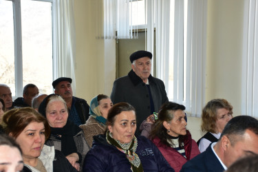 Qax Rayon İcra Hakimiyyətinin başçısı Elvin Paşayev Zərnə kəndində sakinlərlə  görüşüb.