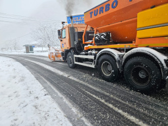 Bölgədə gecə saatlarından başlayaraq yağan qarın təmizlənməsi üçün Qax Rayon İcra Hakimiyyəti tərəfindən operativ tədbirlər həyata keçirilir.