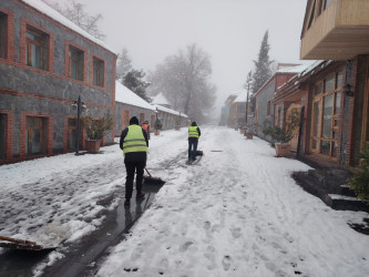 Bölgədə gecə saatlarından başlayaraq yağan qarın təmizlənməsi üçün Qax Rayon İcra Hakimiyyəti tərəfindən operativ tədbirlər həyata keçirilir.