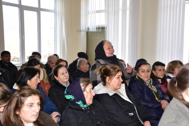 Qax Rayon İcra Hakimiyyətinin başçısı Elvin Paşayev Zərnə kəndində sakinlərlə  görüşüb.