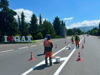 Qax rayonunda yol nişanlama işləri aparılır