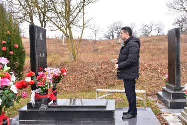 Rayon İcra Hakimiyyətinin başçısı Elvin Paşayev müntəzəm olaraq şəhid ailələrini ziyarət edir.