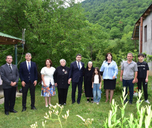 Qax Rayon İcra Hakimiyyətinin başçısı Elvin Paşayev rayon rəhbəri təyin olunduğu gündən şəhidlər xiyabanını və ərazidə mövcud olan şəhid məzarlarını ziyarət edir, mütəmadi olaraq onların ailələrinə baş çəkir, qayğıları ilə yaxından maraqlanır