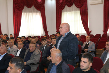 Azərbaycan Respublikası Fövqəladə Hallar Nazirliyinin Dövlət Yanğın Nəzarəti Xidmətinin rəsmi xəbərdarlıq və müraciətlərinə uyğun olaraq, Qax Rayon İcra Hakimiyyətinin təşkilatçılığı ilə dənli və texniki bitkilərin yığılması mövsümündə yanğın təhlükəsizliyinin təmin edilməsinə həsr olunmuş geniştərkibli yığıncaq keçirilib