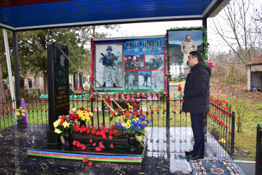 Rayon İcra Hakimiyyətinin başçısı Elvin Paşayev müntəzəm olaraq şəhid ailələrini ziyarət edir.