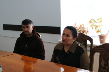 RİH-nin inzibati binasında keçirilən qəbul zamanı rayon rəhbəri müavinlərin, şöbə müdirlərinin, rayonun idarə, müəssisə və xidmət sahələrinin rəhbərlərinin iştirakı ilə vətəndaşları narahat edən məsələlərlə yaxından tanış olub, müraciət və təkliflərini dinləyib