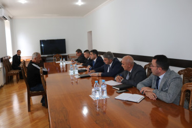 Vətəndaşlara qaldırdıqları müraciətlərə dair qanunvericiliyin tələbləri izah olunub, İcra Hakimiyyətinin səlahiyyətləri daxilində olan məsələlərin həlli istiqamətində yerindəcə tapşırıqlar verilib, eləcə də digər mövzularla bağlı aidiyyəti qurumlara müraciət etmələri vətəndaşlara tövsiyə edilib.