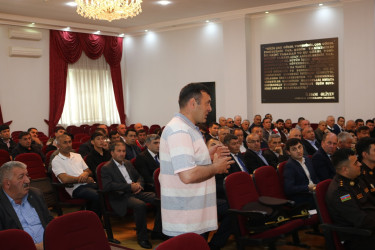 Azərbaycan Respublikası Fövqəladə Hallar Nazirliyinin Dövlət Yanğın Nəzarəti Xidmətinin rəsmi xəbərdarlıq və müraciətlərinə uyğun olaraq, Qax Rayon İcra Hakimiyyətinin təşkilatçılığı ilə dənli və texniki bitkilərin yığılması mövsümündə yanğın təhlükəsizliyinin təmin edilməsinə həsr olunmuş geniştərkibli yığıncaq keçirilib