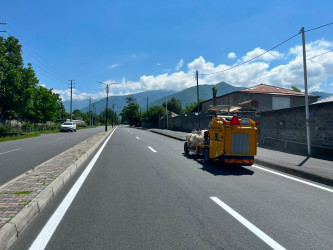Qax rayonunda yol nişanlama işləri aparılır