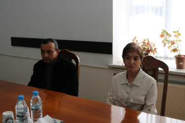 RİH-nin inzibati binasında keçirilən qəbul zamanı rayon rəhbəri müavinlərin, şöbə müdirlərinin, rayonun idarə və xidmət sahələrinin rəhbərlərinin iştirakı ilə vətəndaşları qəbul edib