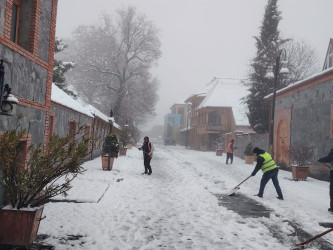 Bölgədə gecə saatlarından başlayaraq yağan qarın təmizlənməsi üçün Qax Rayon İcra Hakimiyyəti tərəfindən operativ tədbirlər həyata keçirilir.