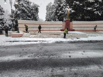 Təmizləmə işləri və buzlaşmaya qarşı tədbirlər şəhərin ayrı-ayrı hissələrində gün ərzində operativ şəkildə davam etdiriləcəkdir