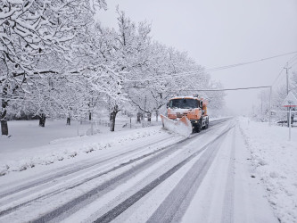 Bölgədə gecə saatlarından başlayaraq yağan qarın təmizlənməsi üçün Qax Rayon İcra Hakimiyyəti tərəfindən operativ tədbirlər həyata keçirilir.