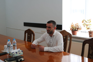 RİH-nin inzibati binasında keçirilən qəbul zamanı rayon rəhbəri müavinlərin, şöbə müdirlərinin, rayonun idarə, müəssisə və xidmət sahələrinin rəhbərlərinin iştirakı ilə vətəndaşları narahat edən məsələlərlə yaxından tanış olub, müraciət və təkliflərini dinləyib