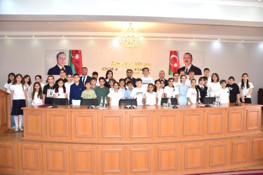 Qax Rayon İcra Hakimiyyətində təhsil sahəsində yüksək nəticələr əldə edən, respublika, beynəlxalq səviyyəli olimpiada və müsabiqələrdə uğur qazanan şagird və məzunlarla görüş keçirilib.