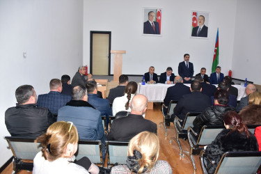 Qax Rayon İcra Hakimiyyətinin başçısı Elvin Paşayev Əlibəyli kəndində sakinlərlə  görüşüb