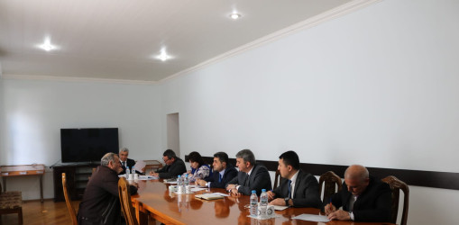 RİH-nin inzibati binasında keçirilən qəbul zamanı rayon rəhbəri müavinlərin, şöbə müdirlərinin, rayonun idarə, müəssisə və xidmət sahələrinin rəhbərlərinin iştirakı ilə vətəndaşları narahat edən məsələlərlə yaxından tanış olub, müraciət və təkliflərini dinləyib