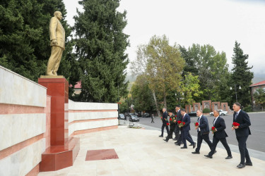 1 Oktyabr - Prokurorluq İşçiləri Günü Azərbaycan prokurorluğunun dövlətçilik tarixindəki mühüm rolunu və qanunun aliliyinə xidmət edən məsuliyyətli fəaliyyətini ifadə edən əlamətdar gündür.
