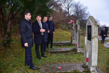 Rayon İcra Hakimiyyətinin başçısı Elvin Paşayev müntəzəm olaraq şəhid ailələrini ziyarət edir.