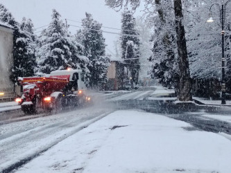 Təmizləmə işləri və buzlaşmaya qarşı tədbirlər şəhərin ayrı-ayrı hissələrində gün ərzində operativ şəkildə davam etdiriləcəkdir
