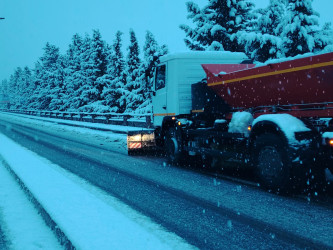 Təmizləmə işləri və buzlaşmaya qarşı tədbirlər şəhərin ayrı-ayrı hissələrində gün ərzində operativ şəkildə davam etdiriləcəkdir