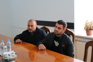 RİH-nin inzibati binasında keçirilən qəbul zamanı rayon rəhbəri müavinlərin, şöbə müdirlərinin, rayonun idarə, müəssisə və xidmət sahələrinin rəhbərlərinin iştirakı ilə vətəndaşları narahat edən məsələlərlə yaxından tanış olub, müraciət və təkliflərini dinləyib