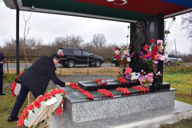 Rayon İcra Hakimiyyətinin başçısı Elvin Paşayev müntəzəm olaraq şəhid ailələrini ziyarət edir.