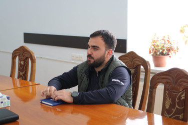 RİH-nin inzibati binasında keçirilən qəbul zamanı rayon rəhbəri müavinlərin, şöbə müdirlərinin, rayonun idarə və xidmət sahələrinin rəhbərlərinin iştirakı ilə vətəndaşları qəbul edib