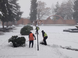 Bölgədə gecə saatlarından başlayaraq yağan qarın təmizlənməsi üçün Qax Rayon İcra Hakimiyyəti tərəfindən operativ tədbirlər həyata keçirilir.