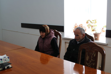 RİH-nin inzibati binasında keçirilən qəbul zamanı rayon rəhbəri müavinlərin, şöbə müdirlərinin, rayonun idarə, müəssisə və xidmət sahələrinin rəhbərlərinin iştirakı ilə vətəndaşları narahat edən məsələlərlə yaxından tanış olub, müraciət və təkliflərini dinləyib