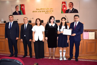 Qax Rayon İcra Hakimiyyətində təhsil sahəsində yüksək nəticələr əldə edən, respublika, beynəlxalq səviyyəli olimpiada və müsabiqələrdə uğur qazanan şagird və məzunlarla görüş keçirilib.
