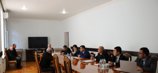 RİH-nin inzibati binasında keçirilən qəbul zamanı rayon rəhbəri müavinlərin, şöbə müdirlərinin, rayonun idarə və xidmət sahələrinin rəhbərlərinin iştirakı ilə vətəndaşları qəbul edib