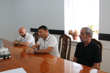 İcra Hakimiyyətinin səlahiyyətləri daxilində olan məsələlərin həlli istiqamətində yerindəcə tapşırıqlar verilmişdir