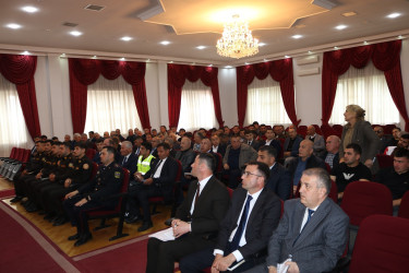 Azərbaycan Respublikası Fövqəladə Hallar Nazirliyinin Dövlət Yanğın Nəzarəti Xidmətinin rəsmi xəbərdarlıq və müraciətlərinə uyğun olaraq, Qax Rayon İcra Hakimiyyətinin təşkilatçılığı ilə dənli və texniki bitkilərin yığılması mövsümündə yanğın təhlükəsizliyinin təmin edilməsinə həsr olunmuş geniştərkibli yığıncaq keçirilib