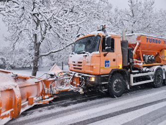 Bölgədə gecə saatlarından başlayaraq yağan qarın təmizlənməsi üçün Qax Rayon İcra Hakimiyyəti tərəfindən operativ tədbirlər həyata keçirilir.