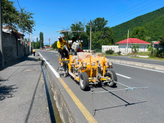 Qax rayonunda yol nişanlama işləri aparılır