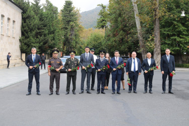 1 Oktyabr - Prokurorluq İşçiləri Günü Azərbaycan prokurorluğunun dövlətçilik tarixindəki mühüm rolunu və qanunun aliliyinə xidmət edən məsuliyyətli fəaliyyətini ifadə edən əlamətdar gündür.