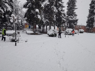 Təmizləmə işləri və buzlaşmaya qarşı tədbirlər şəhərin ayrı-ayrı hissələrində gün ərzində operativ şəkildə davam etdiriləcəkdir