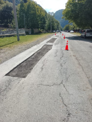 Azərbaycan Avtomobil Yolları Dövlət Agentliyi, 13 №-li Yol İstismarı MMC tərəfindən Qax rayonu ərazisində yol infrastrukturunun yaxşılaşdırılması istiqamətində işlər davam etdirilir.
