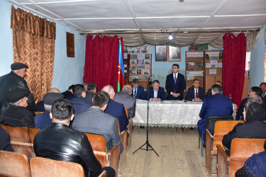 Qax Rayon İcra Hakimiyyətinin başçısı Elvin Paşayev Çinarlı kəndində sakinlərlə  görüşüb.