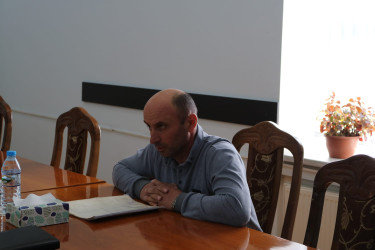 RİH-nin inzibati binasında keçirilən qəbul zamanı rayon rəhbəri müavinlərin, şöbə müdirlərinin, rayonun idarə və xidmət sahələrinin rəhbərlərinin iştirakı ilə vətəndaşları qəbul edib