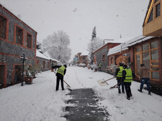 Təmizləmə işləri və buzlaşmaya qarşı tədbirlər şəhərin ayrı-ayrı hissələrində gün ərzində operativ şəkildə davam etdiriləcəkdir