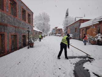 Təmizləmə işləri və buzlaşmaya qarşı tədbirlər şəhərin ayrı-ayrı hissələrində gün ərzində operativ şəkildə davam etdiriləcəkdir