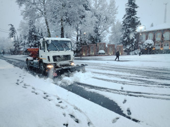 Təmizləmə işləri və buzlaşmaya qarşı tədbirlər şəhərin ayrı-ayrı hissələrində gün ərzində operativ şəkildə davam etdiriləcəkdir